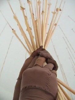 Detalle de una mano que sujeta varillas delgadas.